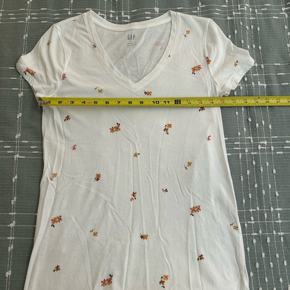 GAP Women's White Floral V-Neck Top size S - Picture 3 of 6